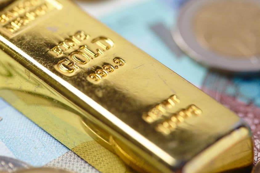 Goldbarren auf Dirham-Banknoten