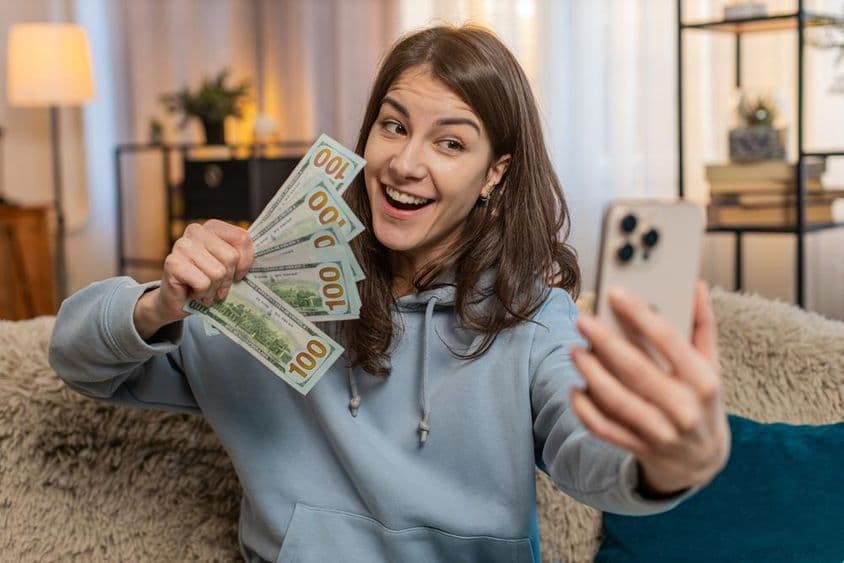 Lächelnde junge Bloggerin Influencerin