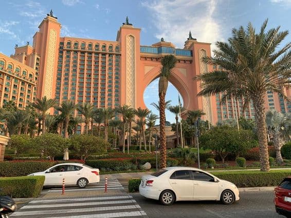 Autoverkehr vor dem berühmten Luxushotel Atlantis auf der Insel Palm Jumeirah.