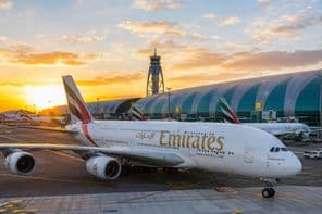 Flughafen Dubai bei Sonnenuntergang