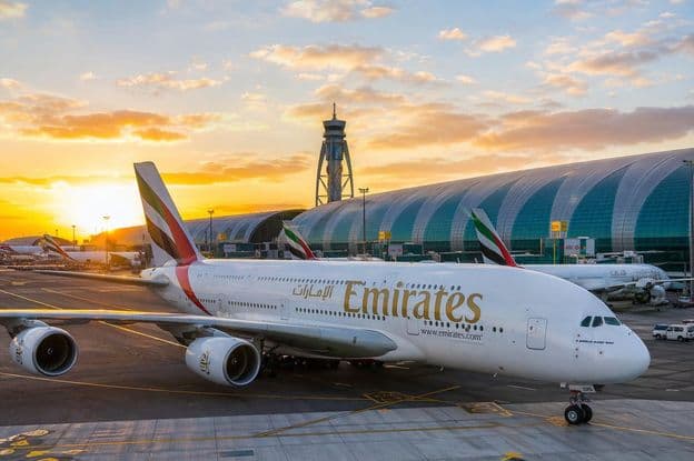 Flughafen Dubai bei Sonnenuntergang