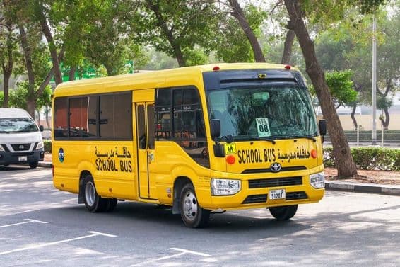 Toyota Coaster Schulbus auf einer Straße in Dubai.