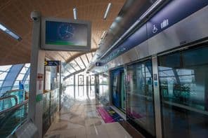 Eingang zur Metrostation am Creek Tower in Dubai