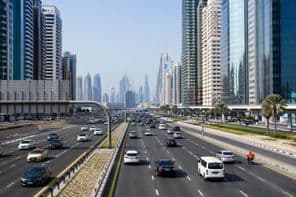 Moderner Stadtautobahnverkehr