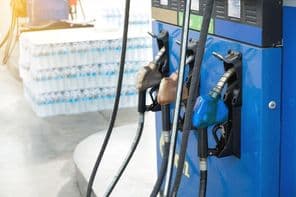 Tankstelle, die sich auf Reisende vorbereitet, um zu betanken