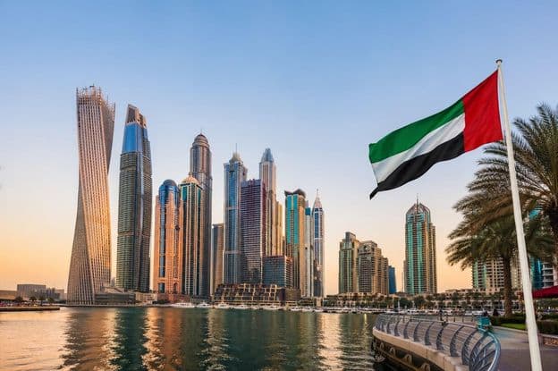 Dubais moderne Stadtsilhouette bei Sonnenuntergang