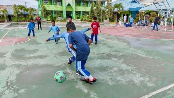 Grundschüler spielen Fußball