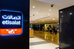 Etisalat durch e& Marken-Beschilderung am Flughafen Dubai International.