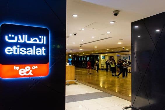 Etisalat durch e& Marken-Beschilderung am Flughafen Dubai International.