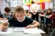 Schüler schreiben Prüfungen in einem Klassenzimmer