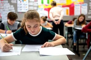 Schüler, die Prüfungen in einem Klassenzimmer ablegen.