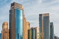 Wohngebäude und Hotels in Wolkenkratzern um Dubai Marina.