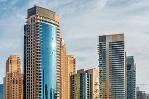 Wohngebäude und Hotels in Wolkenkratzern um Dubai Marina.