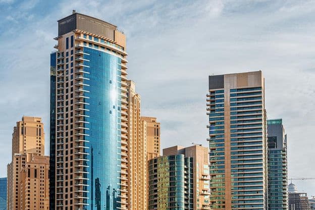 Wohngebäude und Hotels in Wolkenkratzern um Dubai Marina.