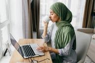 Arabischer Student, der zu Hause studiert