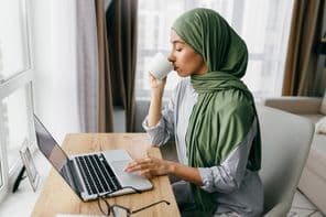 Arabischer Student, der zu Hause studiert