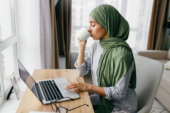 Arabischer Student, der zu Hause studiert