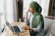 Arabischer Student, der zu Hause studiert