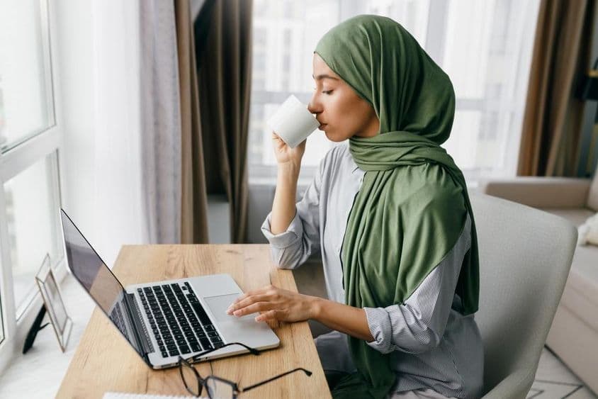 Arabischer Student, der zu Hause studiert