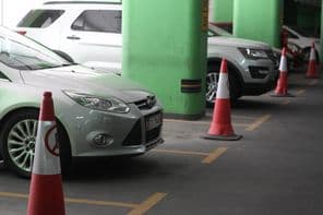 Ein Parkplatz in Abu Dhabi