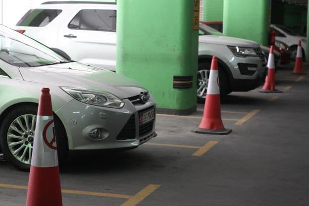 Ein Parkplatz in Abu Dhabi