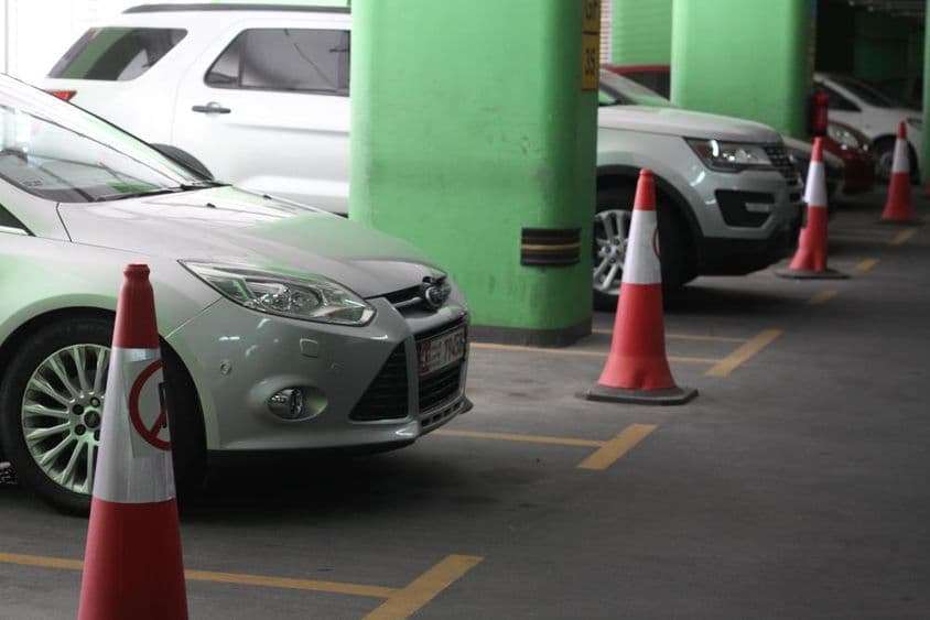 Ein Parkplatz in Abu Dhabi