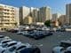 Großer Parkplatz umgeben von Autos in Dubai