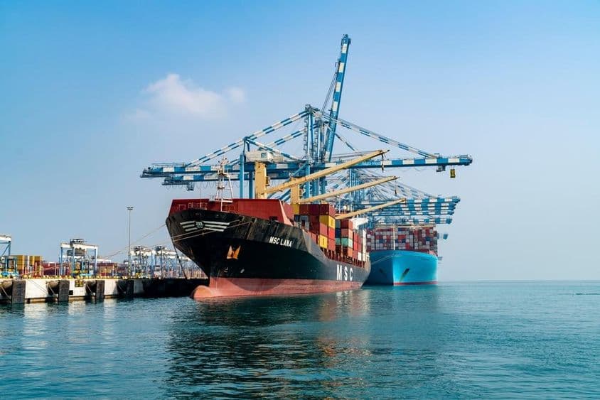 Schiffe entladen am Khalifa Hafen
