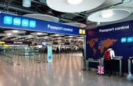 Der United Kingdom und europäische Reisende nutzen separate Passkontrollen und Einwanderungskontrollspuren.