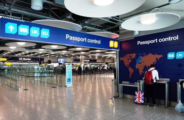 Der United Kingdom und europäische Reisende nutzen separate Passkontrollen und Einwanderungskontrollspuren.