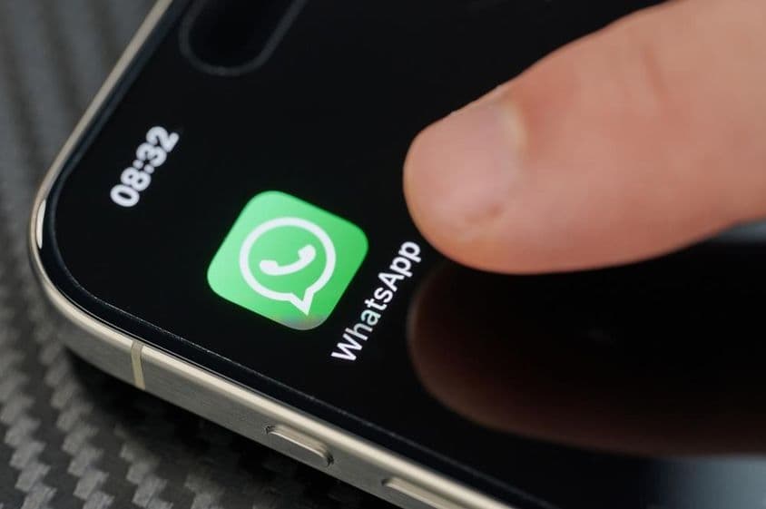 Finger berührt das WhatsApp-App-Symbol
