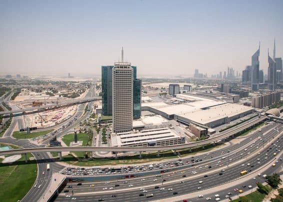 Dubai World Trade Centre, Vordergrund mit Sheikh Zayed Road