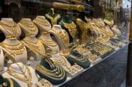 Goldschmuck in einer Auslage.