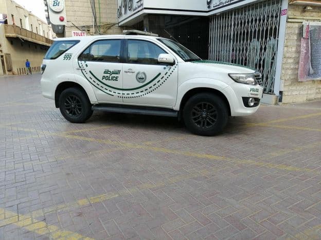 ein Polizeiauto in Dubai auf einer Straße