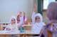 Muslimische Schüler heben die Hand zur Beantwortung von Lehrerfragen.