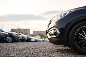 Autos auf einem Schotterparkplatz geparkt
