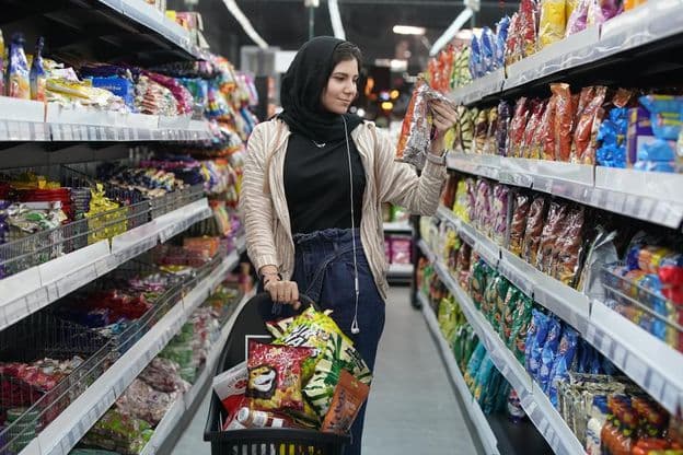 Eine junge arabische Frau im Supermarkt