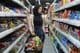 Eine junge arabische Frau im Supermarkt