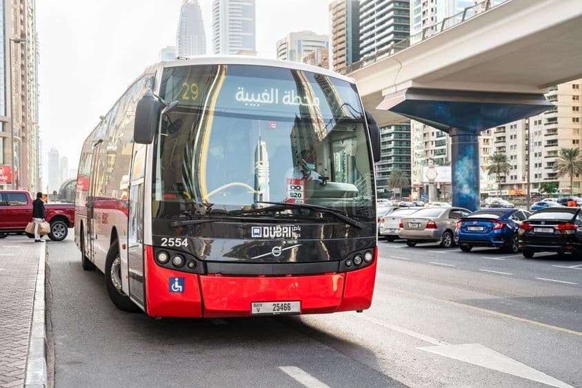 Volvo-Bus fährt in Dubai.
