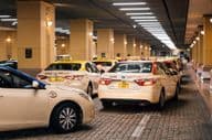 Geparkte Taxis am Dubai Mall.