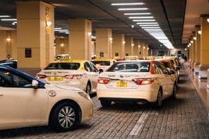 Geparkte Taxis am Dubai Mall.