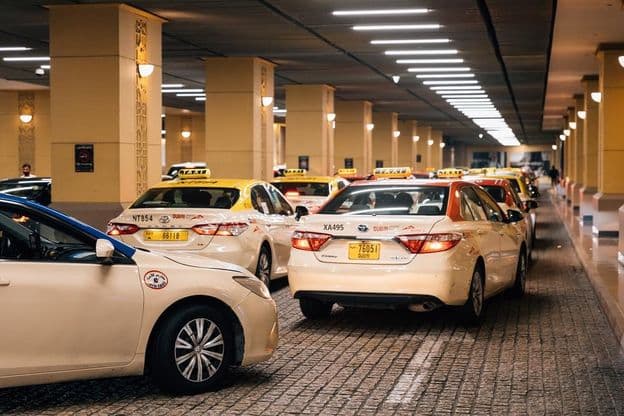 Geparkte Taxis am Dubai Mall.