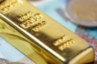 Goldbarren auf Geldscheinen