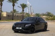 Mercedes Benz C300 im Freien in der Stadt Dubai geparkt.
