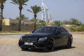 Mercedes Benz C300 im Freien in der Stadt Dubai geparkt.