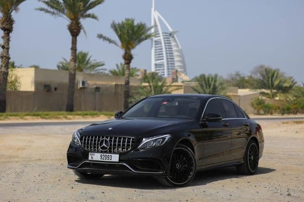 Mercedes Benz C300 im Freien in der Stadt Dubai geparkt.