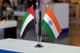 Die Vereinigten Arabischen Emirate und Indien zwei kleine Tischflaggen