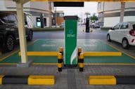 Intelligente Ladestationen für Autos auf einem Parkplatz in Dubai.