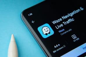 Waze-App auf Smartphone-Bildschirm angezeigt.