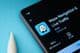 Waze-App auf Smartphone-Bildschirm angezeigt.